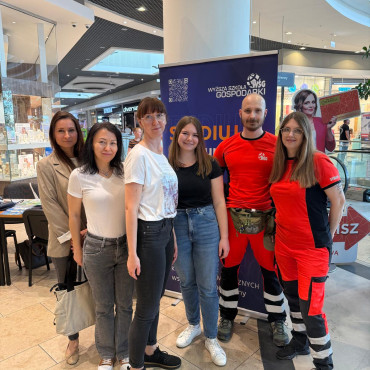 KNM students teach first aid at Copernicus Gallery