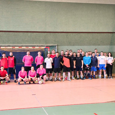 piłkarze futsalu w hali